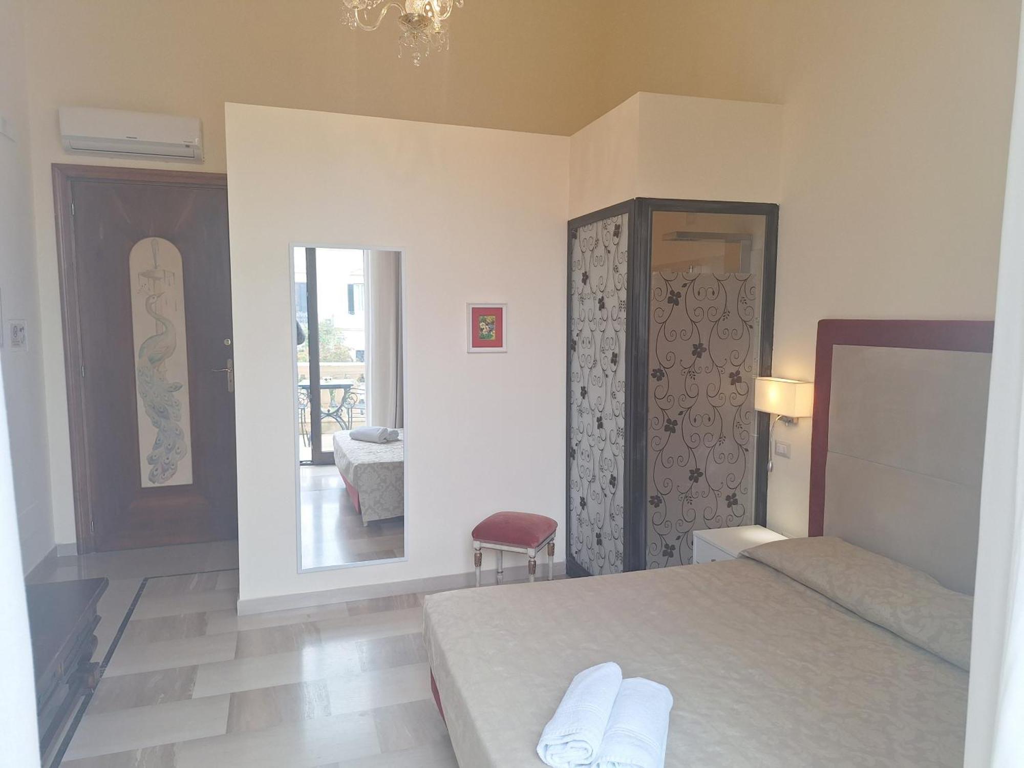 Dimora Charleston Lecce Parcheggio Privato In Loco Gratis Bed & Breakfast Стая снимка